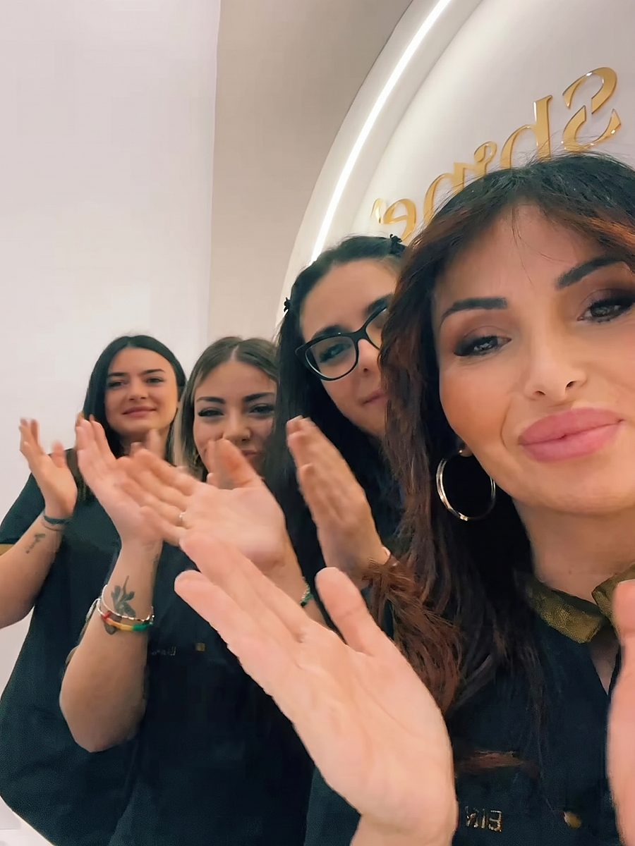 Lo staff di Beauty Shine davanti all'insegna del centro
