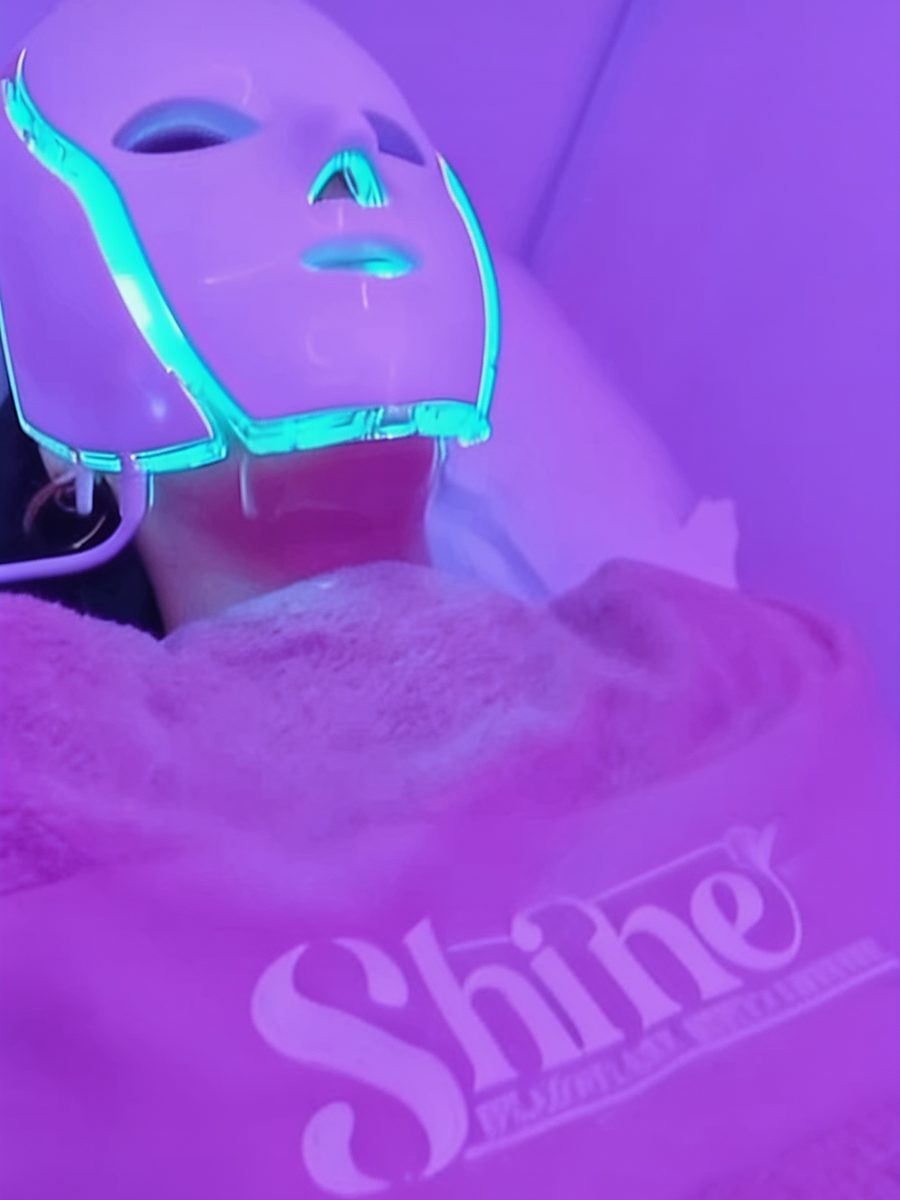 Trattamento viso con maschera LED a luce rossa