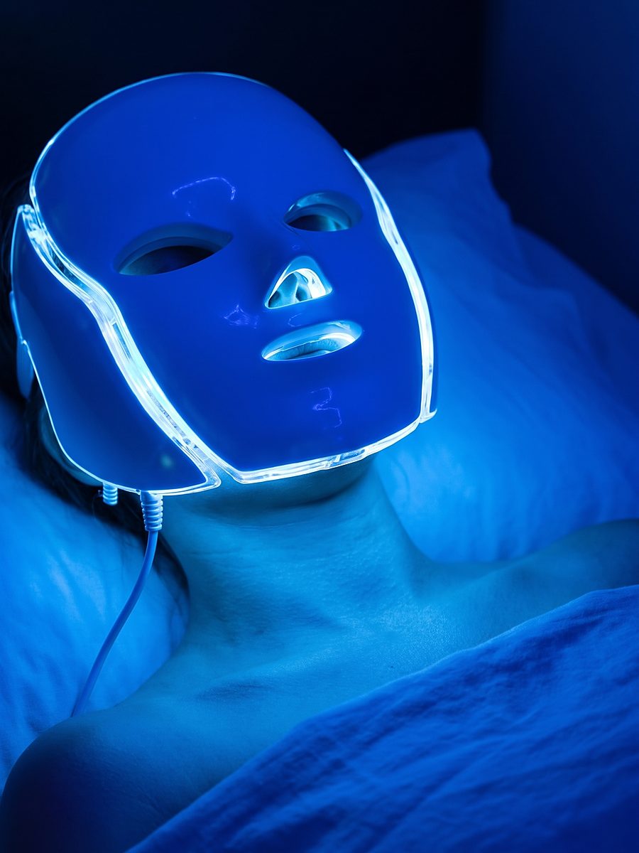 Trattamento viso con maschera LED a luce blu